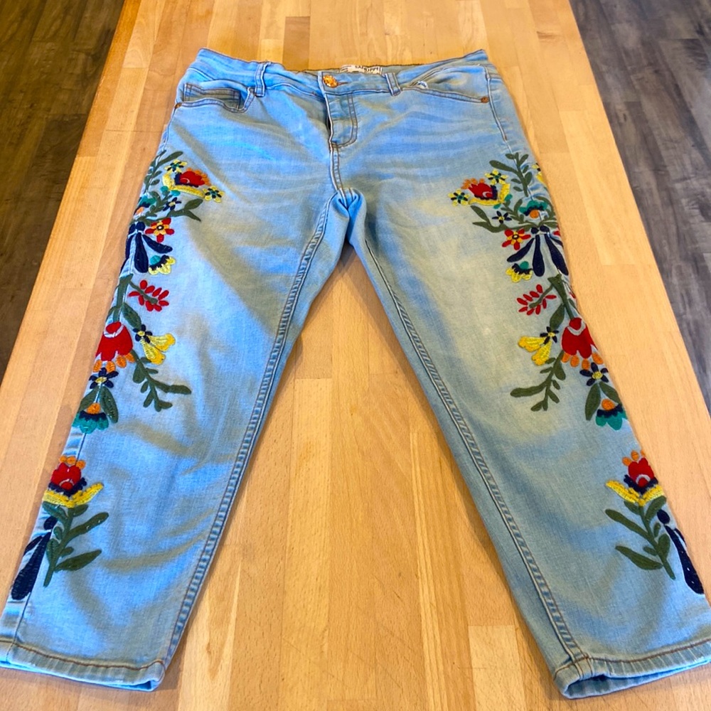 Embroidered Light Blue Cropped Jeans